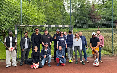 Die Jugendlichen freuten sich über den Besuch von FCA-Profi Noahkai Banks, bei dem auch eine kleine Trainingsaktion auf dem Fußballplatz stattfand.