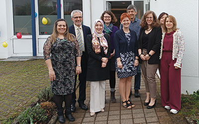 Einrichtungsleiter Artur Geis (2. v. l.) mit dem Team der KJF Erziehungs-, Jugend- und Familienberatung Landkreis Günzburg in Leipheim. Foto: KJF Augsburg / Johanna Batjargal