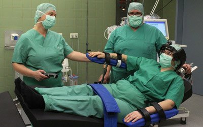 Mit den neuen OP-Tischen wurde der erste Schritt der OP-Sanierung erfolgreich umgesetzt. (v.l.) Ulrike Nenno, Cornelia Scheunig und Magdalena Kugler (Bild: KJF/Thomas Bauch)