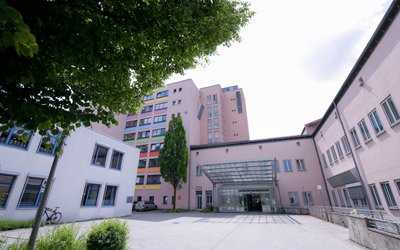 Haupteingang KJF Klinik Sankt Eisabeth