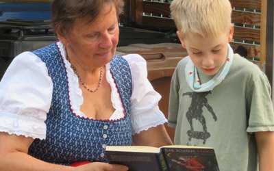 Mit Märchen, wie "Die kleine Hexe" können Kinder nach wie vor begeistert werden (Foto: KJF/Artur Geis)