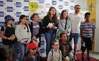 Die Kinder der KJF Kindertagesstätte Katholischer Kinderhort Kaufbeuren freuten sich bei der Preisverleihung über die Auszeichnung mit dem Schwäbischen Kinderfilmpreis ausgezeichnet. Foto: Bezirksjugendring Schwaben