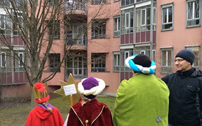 Sternsinger während der Segenüberbringung für das neue Jahr im Krankenhausgarten der KJF Klinik Sankt Elisabeth. (KJF Augsburg/Angelika Heimisch)