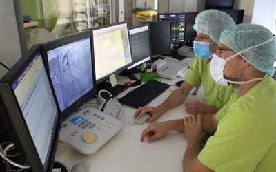 Mit modernster Technik auf kardiale Notfälle vorbereitet. (v.l.) Chefarzt Dr. Harald Franck und Oberarzt Dr. Johannes Ketterle, Bild: KJF/Thomas Bauch