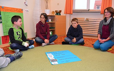 Das soziale Kompetenztraining leiten Angelika Schnabel (zweite von links) und Katrin Emsters (rechts)