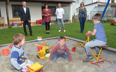 Sichtlich viel Spaß haben die Kinder der Villa Birnbaum mit ihrem neuen Spielgerät.