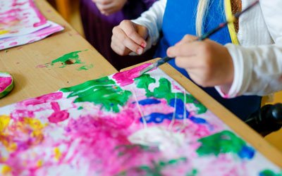 Viele Kinder können sich über Malsachen freuen (Foto: KJF/Carolin Jacklin) 