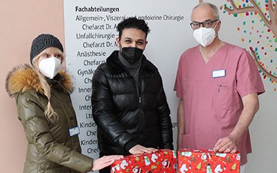 Von links: Sigrid Graf (Kinderclub), Anis Chaalali (Gastwirt und Spender) und Dr. Florian Wild, kommissarischer Chefarzt der Klinik für Kinder und Jugendliche