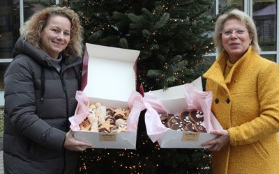 Eine Vorweihnachtsfreude für das Neuburger Klinikpersonal. (v.l.) Daniela und Barbara Nauderer (Bild: KJF/Thomas Bauch)