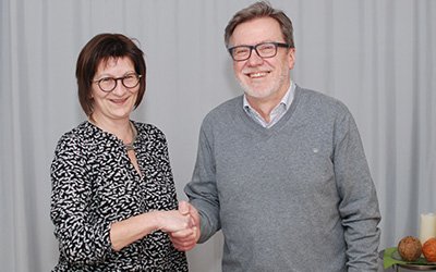Michael Hahn (rechts) hat die Leitung der Heilpädagogischen Tagesstätte Sankt Ulrich an Katharina Rupp (links) übergeben. Foto: KJF/Winfried Karg