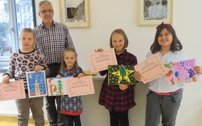 Sophia Fritz, Magdalena Bschor, Annika Kühner und Lara Sophie Kleiber (von links) sind die Gewinnerinnen des Malwettbewerbs „Weihnachtskarte 2019“ und wurden durch Artur Geis, Leiter der Erziehungsberatungsstelle Günzburg, ausgezeichnet (Foto: KJF/privat)