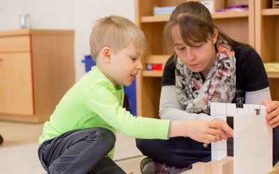 Gemeinsame Zeit beim Spielen hilft Familien durch die Corona-Krise (Foto: KJF/Carolin Jacklin)